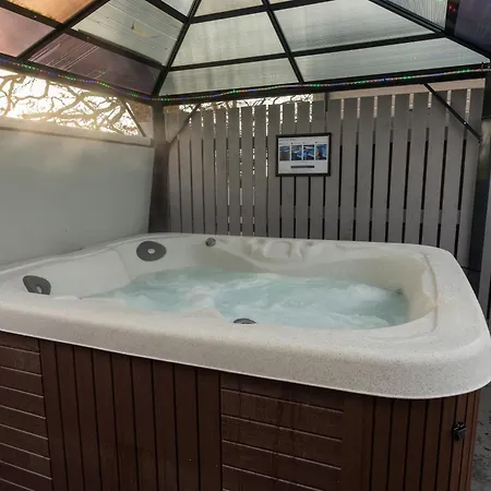 Arranview Lochside Pods & Lodges All With Private Hot-Tubs Fenwick  Exterior photo