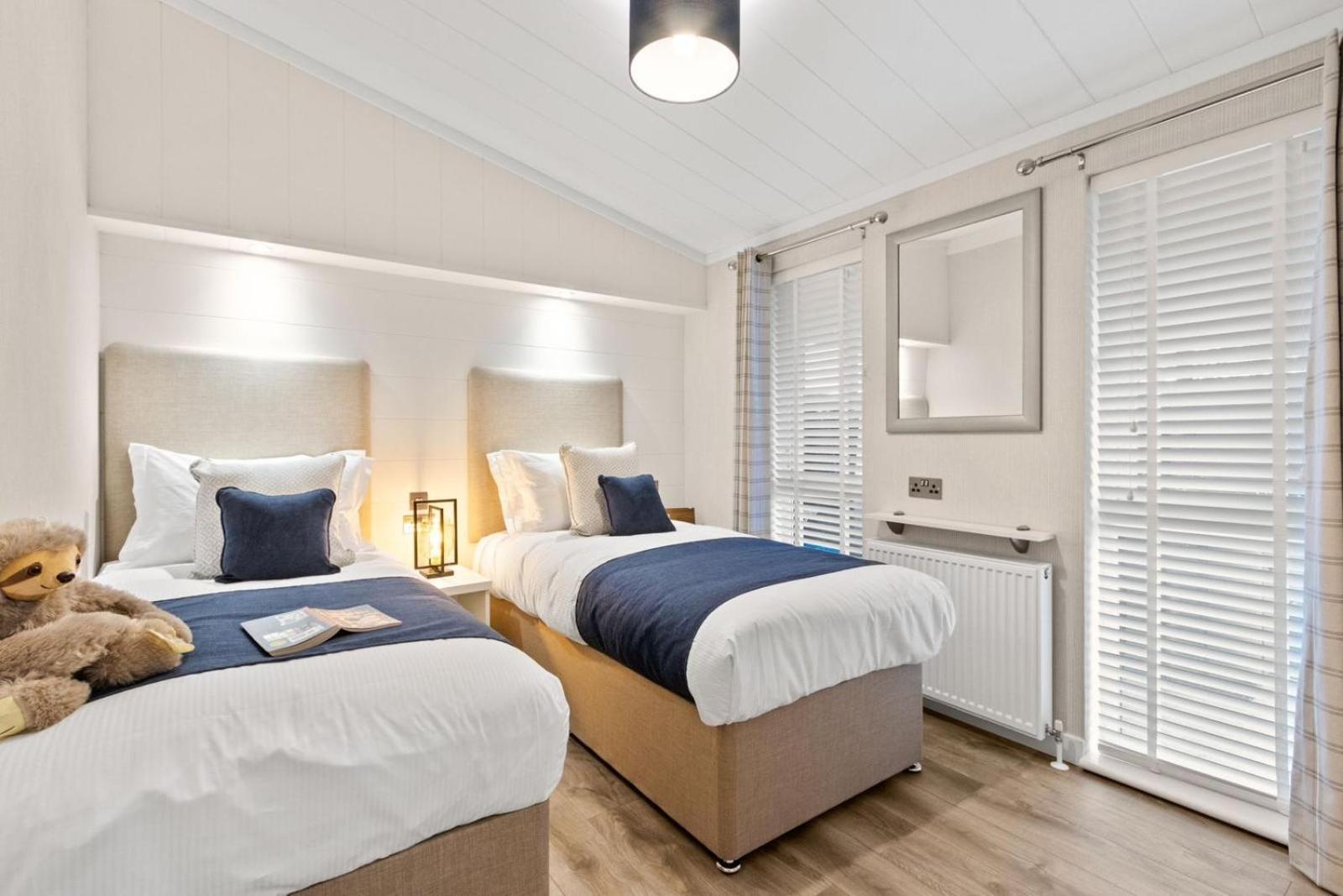 Arranview Lochside Pods & With Private Hot-tubs Fenwick (East Ayrshire)