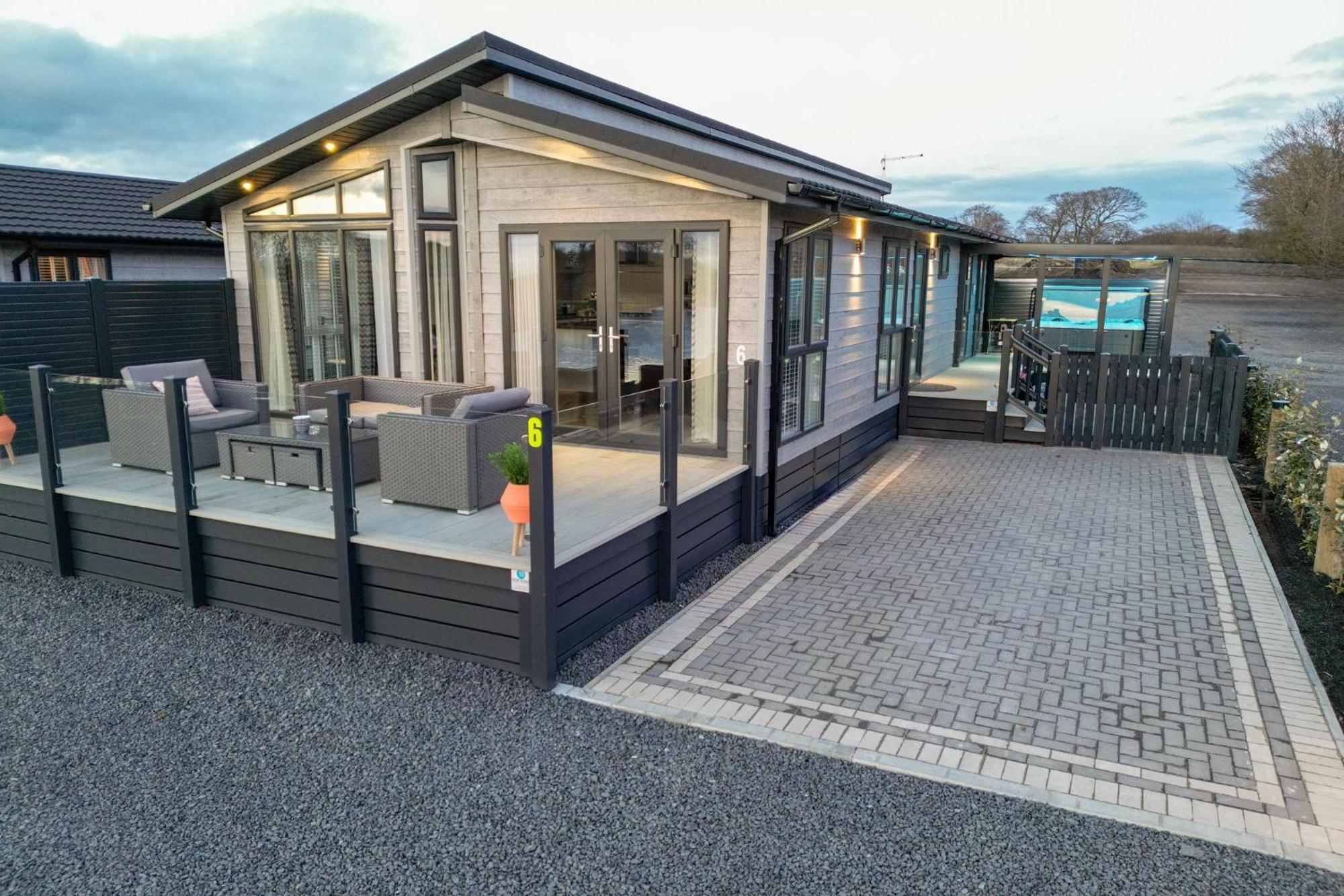 Arranview Lochside Pods & With Private Hot-tubs