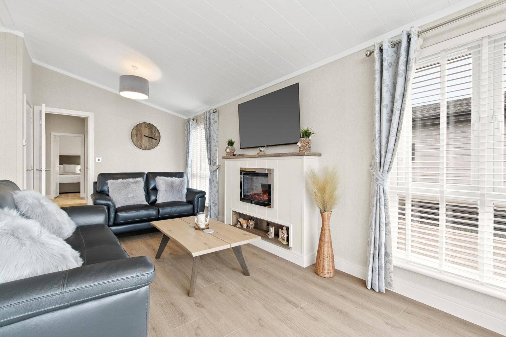 Arranview Lochside Pods & With Private Hot-tubs *