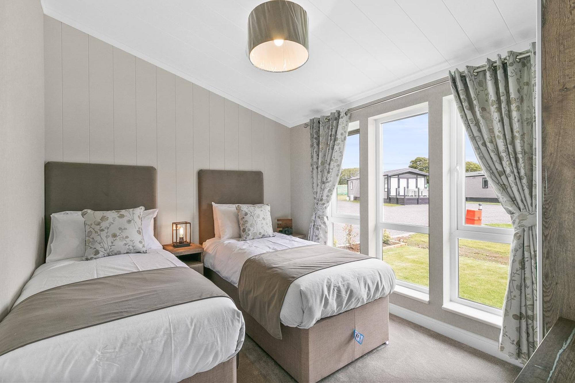Arranview Lochside Pods & With Private Hot-tubs *