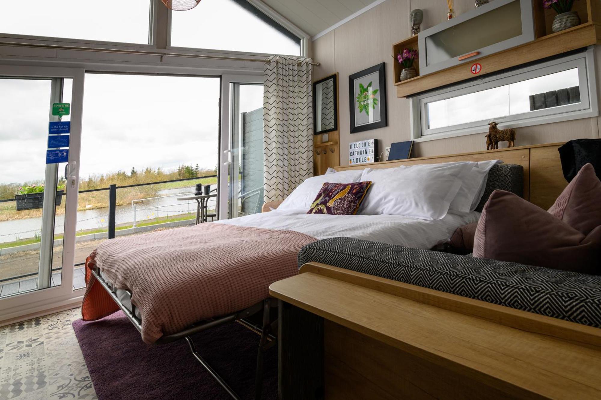 Arranview Lochside Pods & With Private Hot-tubs *