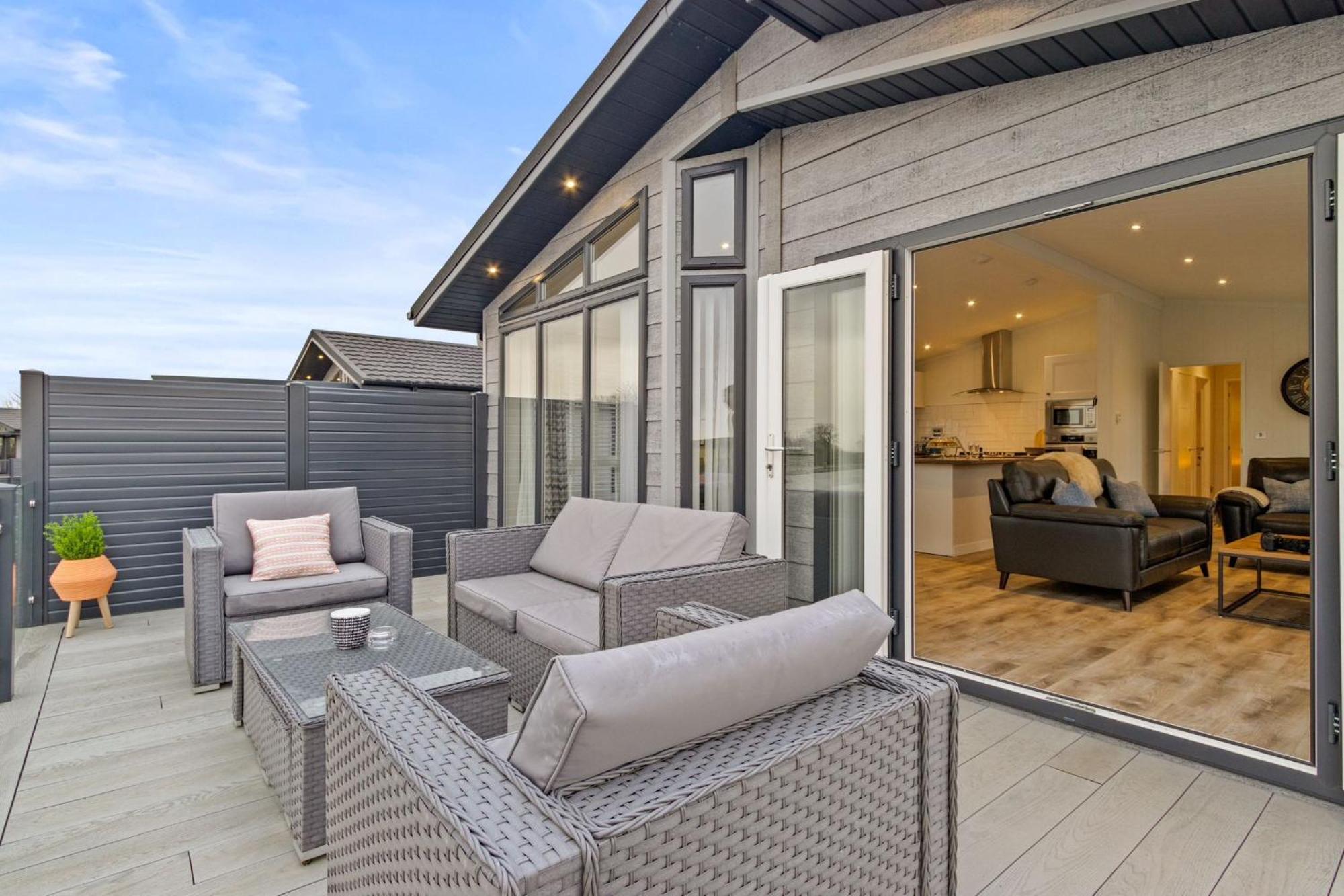 Arranview Lochside Pods & With Private Hot-tubs Lodge *