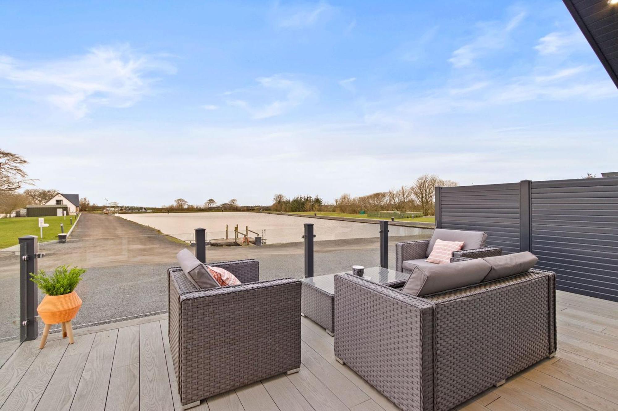 Arranview Lochside Pods & With Private Hot-tubs Lodge