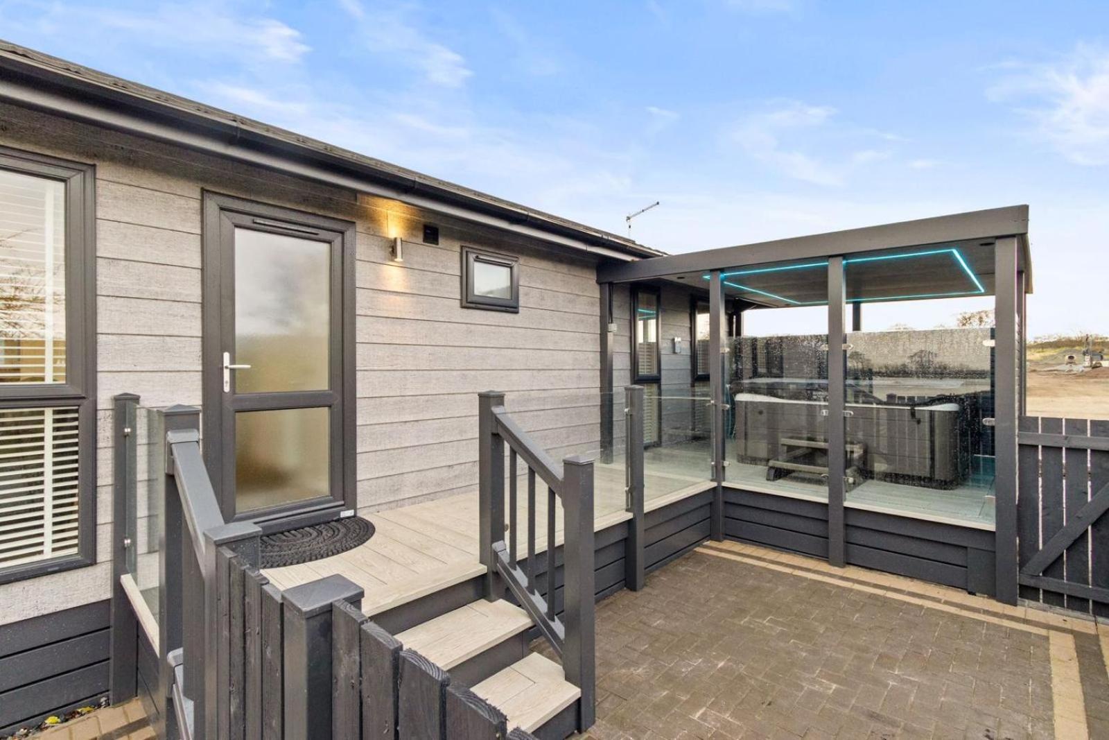 Arranview Lochside Pods & With Private Hot-tubs Lodge