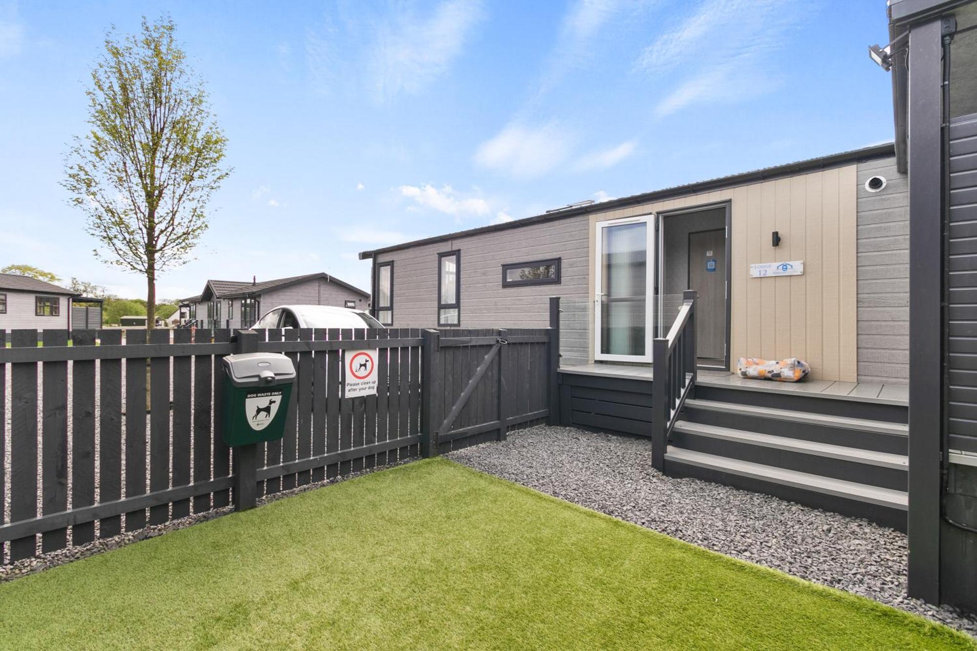 Arranview Lochside Pods & With Private Hot-tubs Lodge *