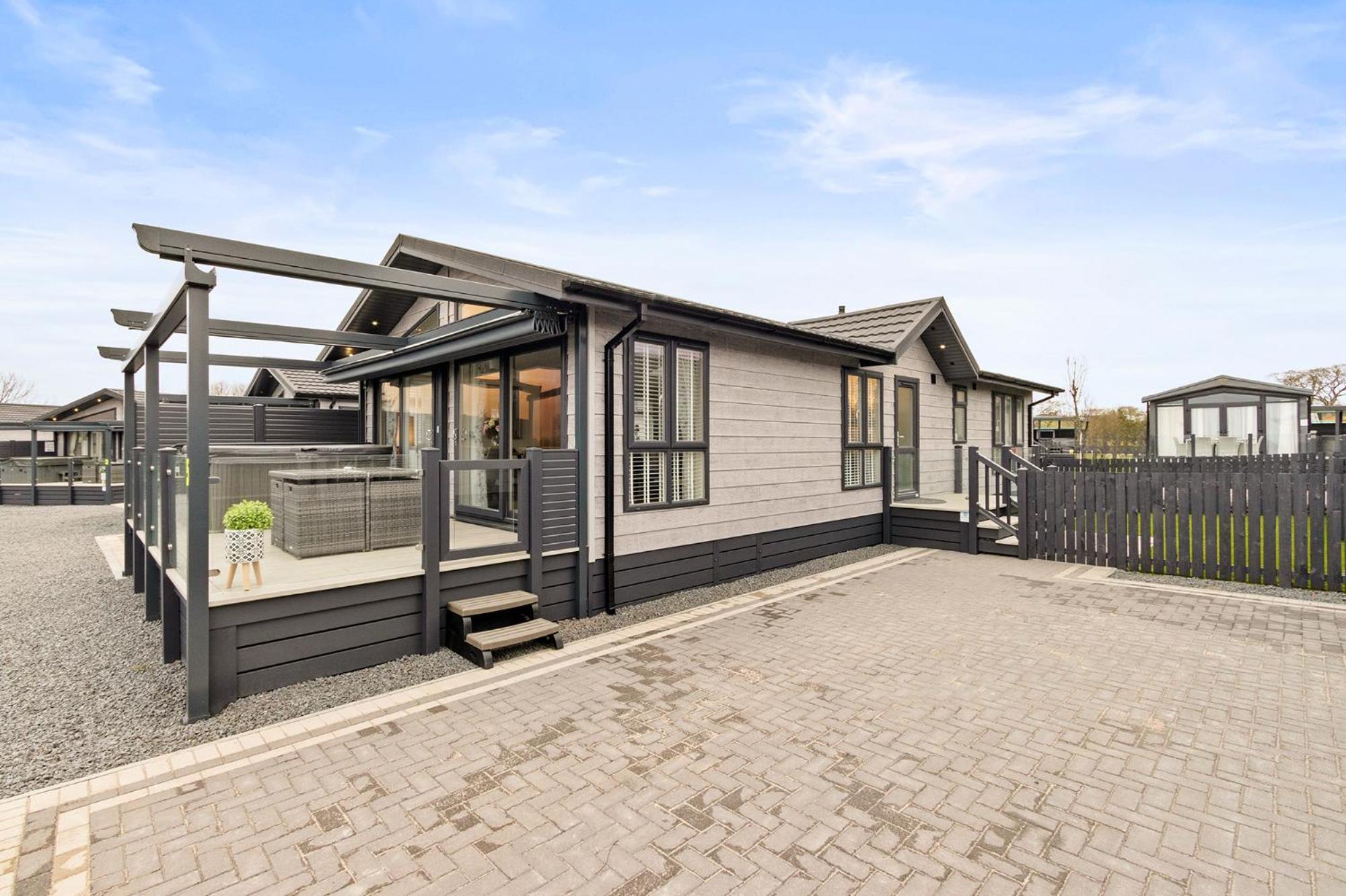 Arranview Lochside Pods & With Private Hot-tubs Fenwick (East Ayrshire)