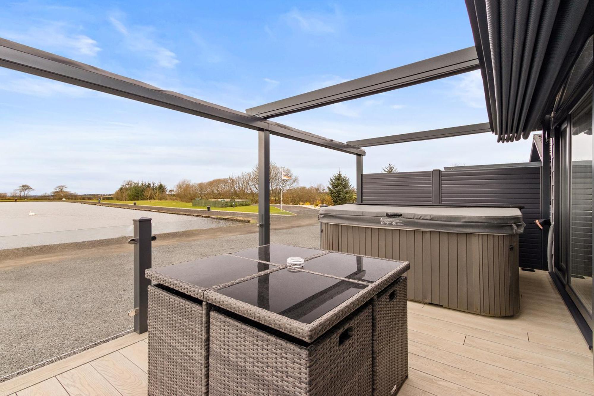 Arranview Lochside Pods & With Private Hot-tubs Lodge *