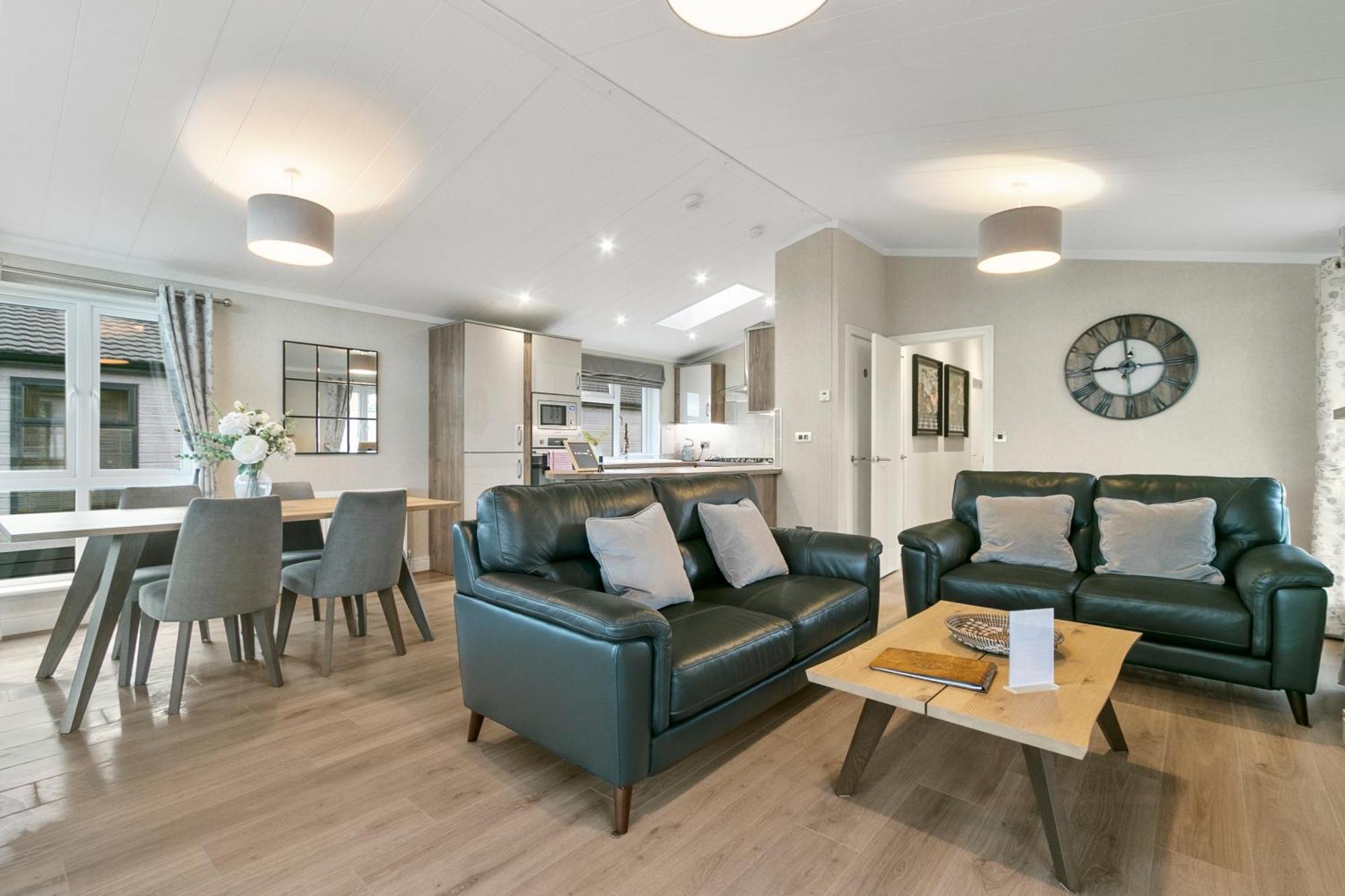 Arranview Lochside Pods & With Private Hot-tubs Lodge *