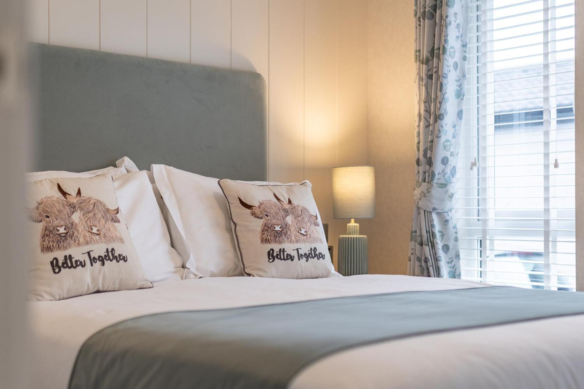 Arranview Lochside Pods & With Private Hot-tubs Lodge