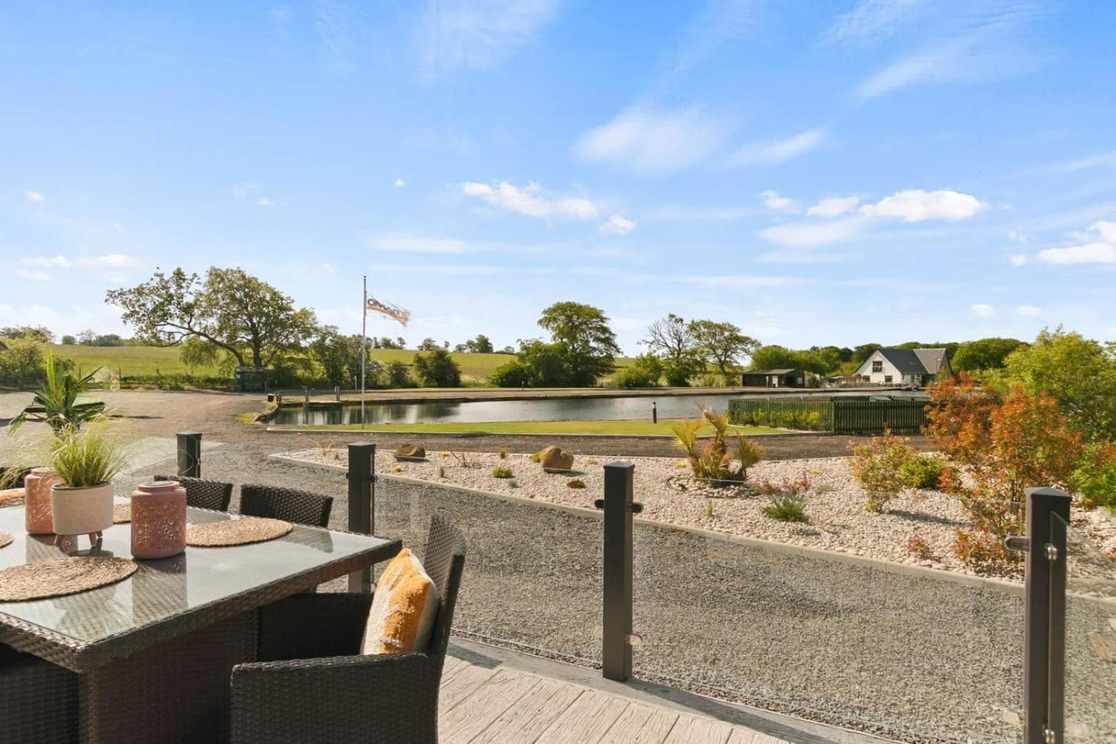 Lodge Arranview Lochside Pods & With Private Hot-tubs *