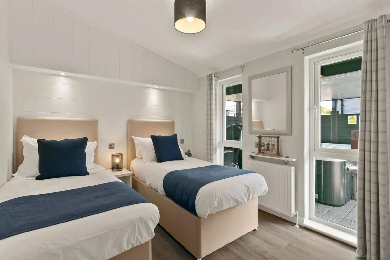 Arranview Lochside Pods & With Private Hot-tubs *