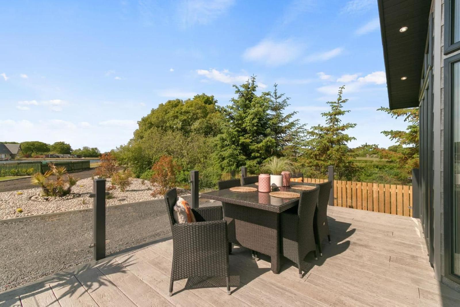 Arranview Lochside Pods & With Private Hot-tubs Lodge *