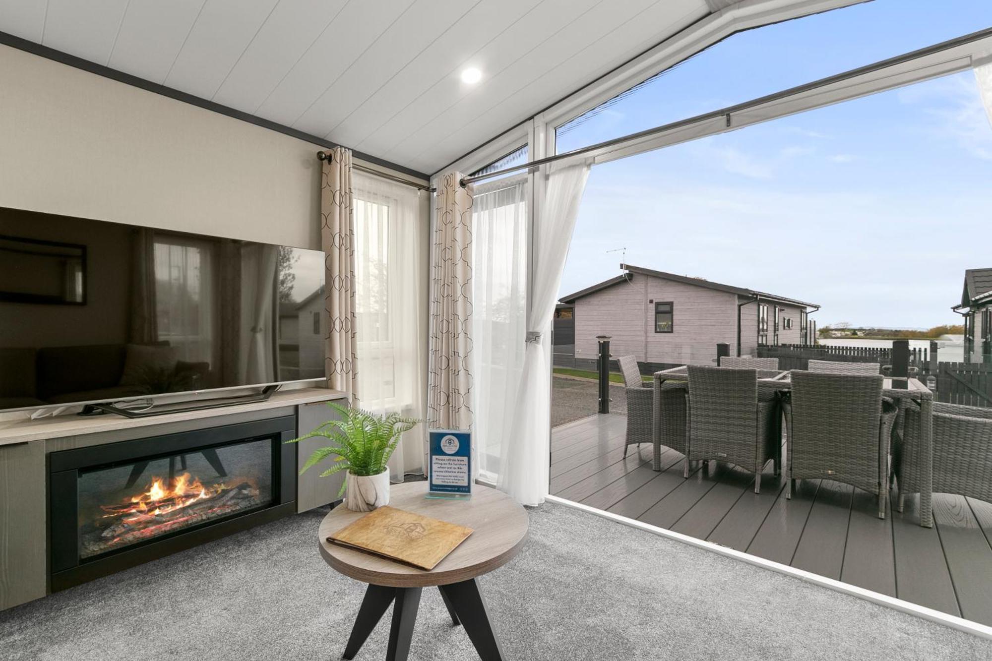 Arranview Lochside Pods & With Private Hot-tubs Lodge *