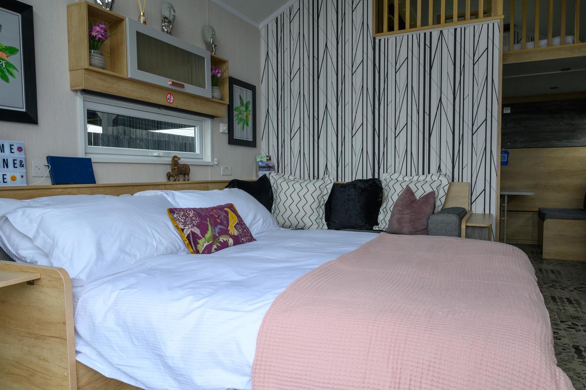 Arranview Lochside Pods & With Private Hot-tubs Fenwick (East Ayrshire)