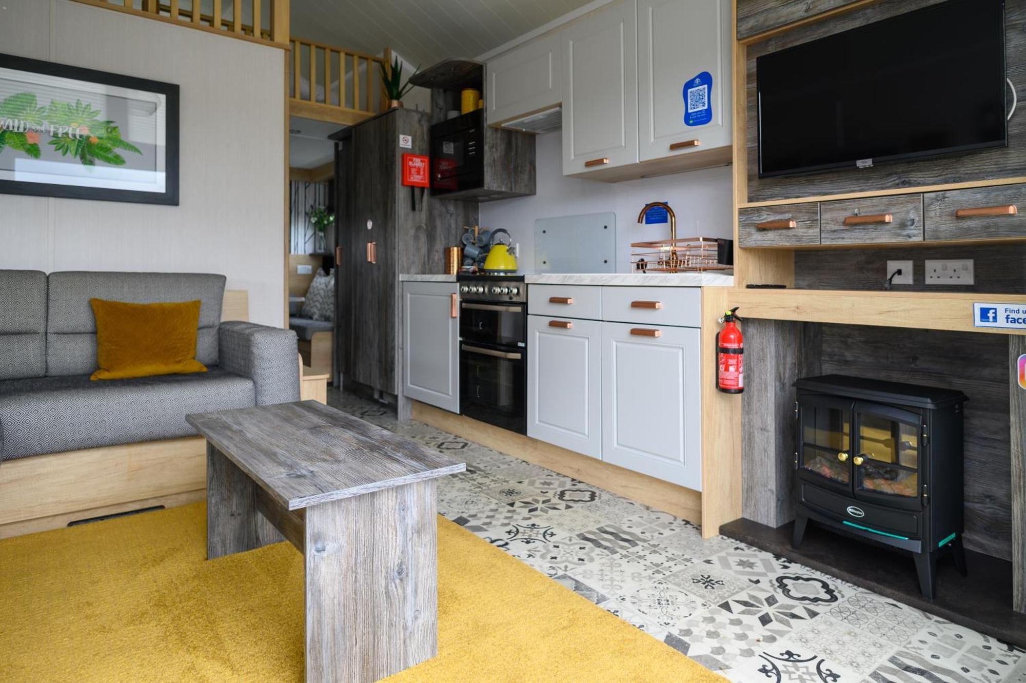 Arranview Lochside Pods & With Private Hot-tubs