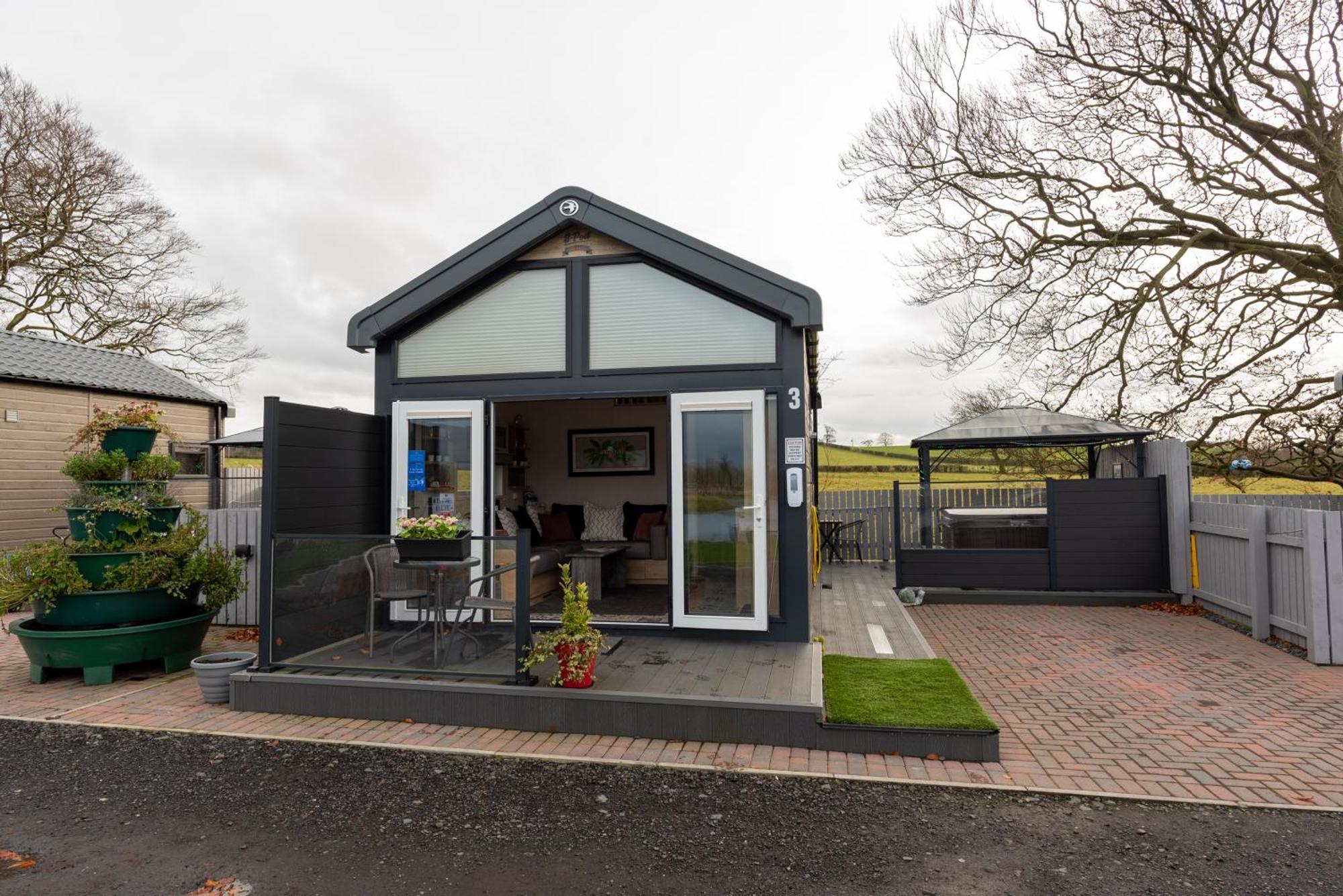 Arranview Lochside Pods & With Private Hot-tubs Lodge Fenwick (East Ayrshire)